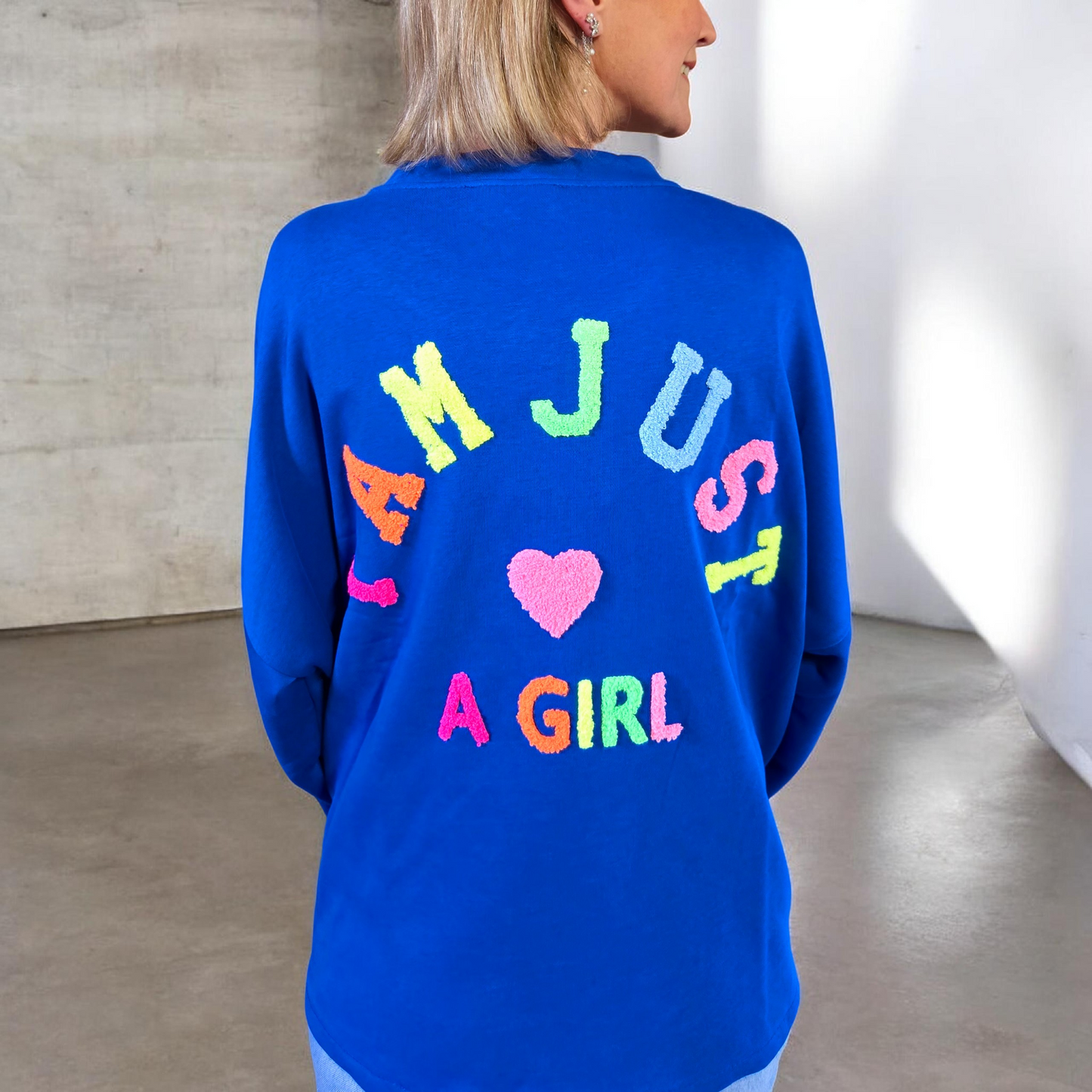 💙 Sweat 'I am just a girl'         Couleur bleu royal