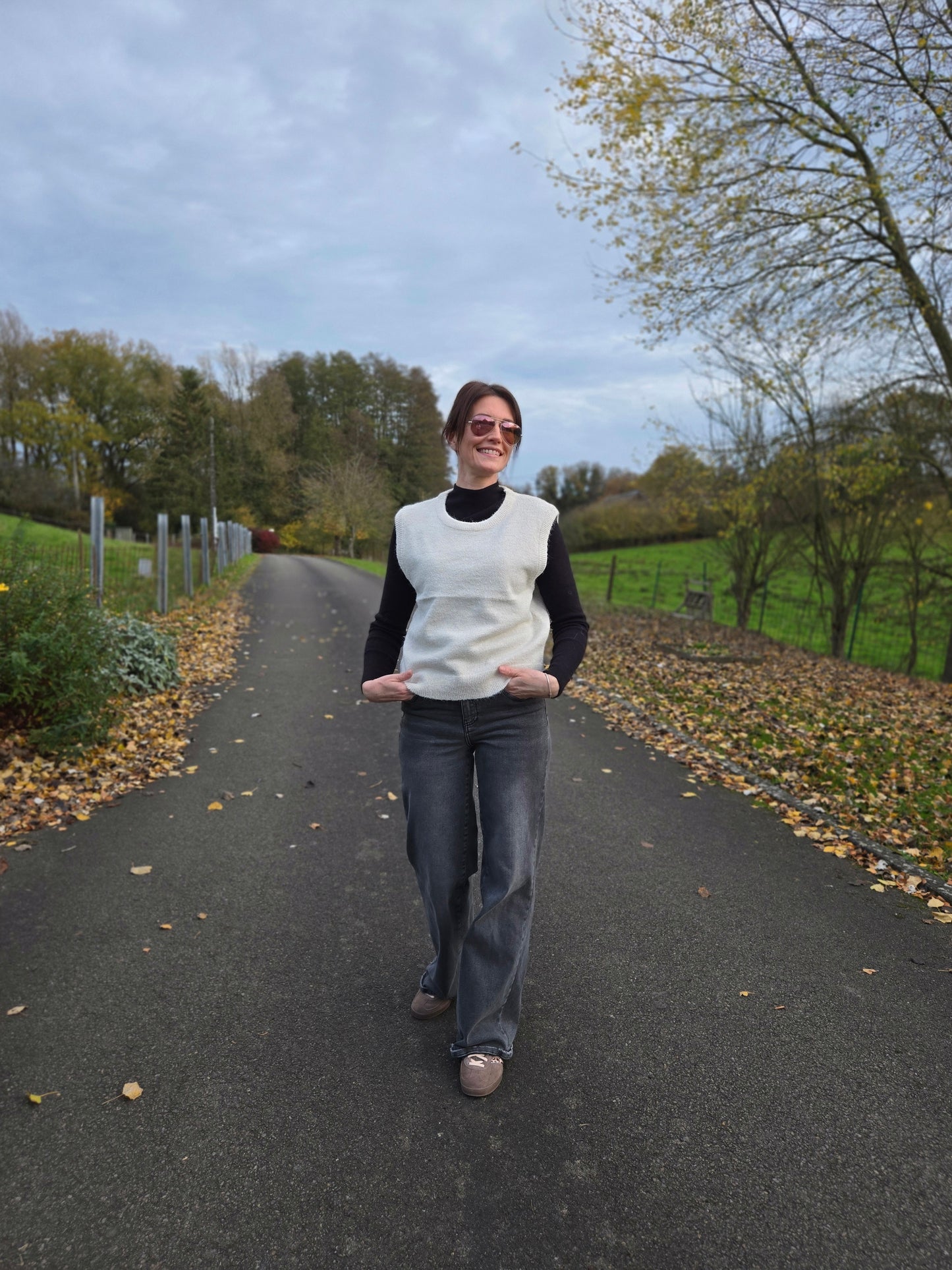 Pull sans manche. Crème