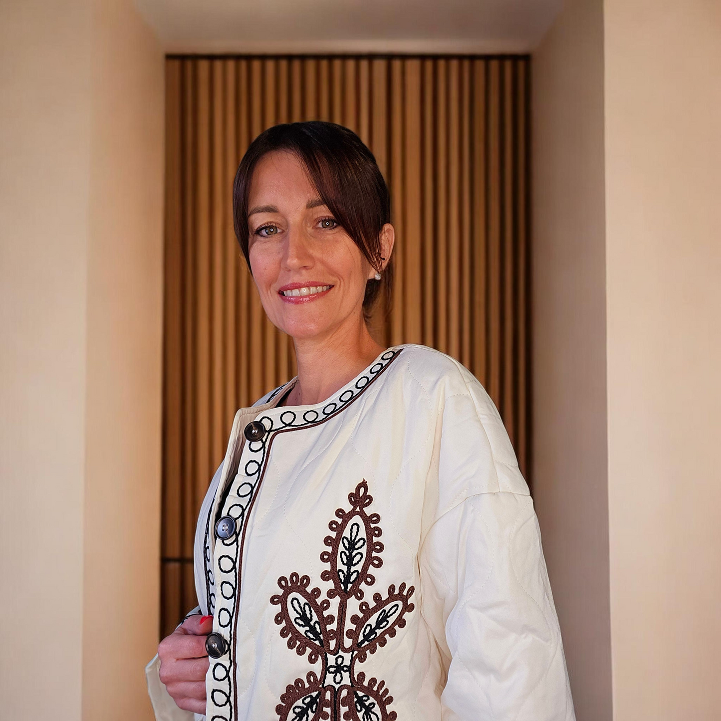 Veste avec broderies. Crème