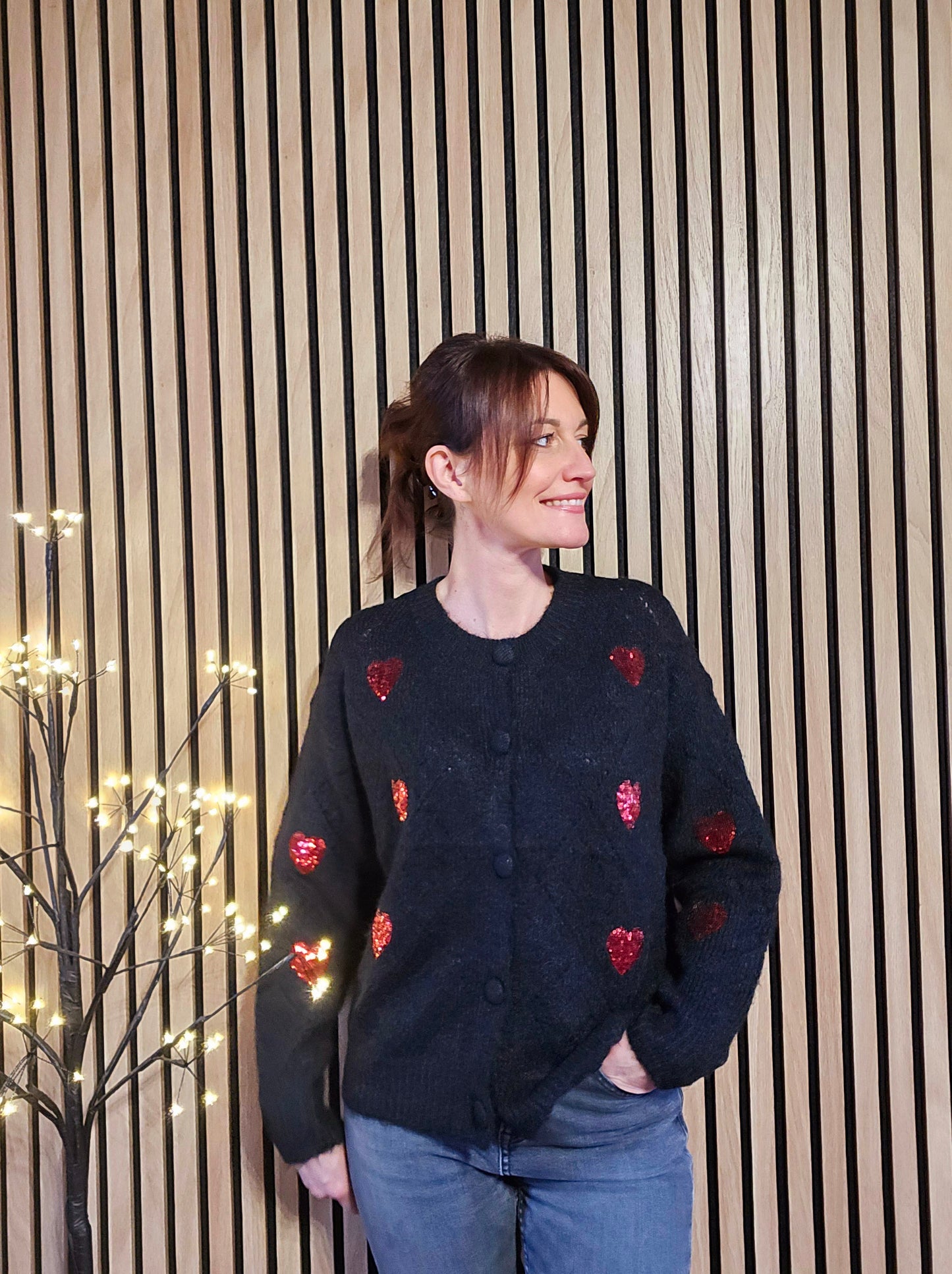Gilet noir avec cœurs rouges scintillants (sequins)