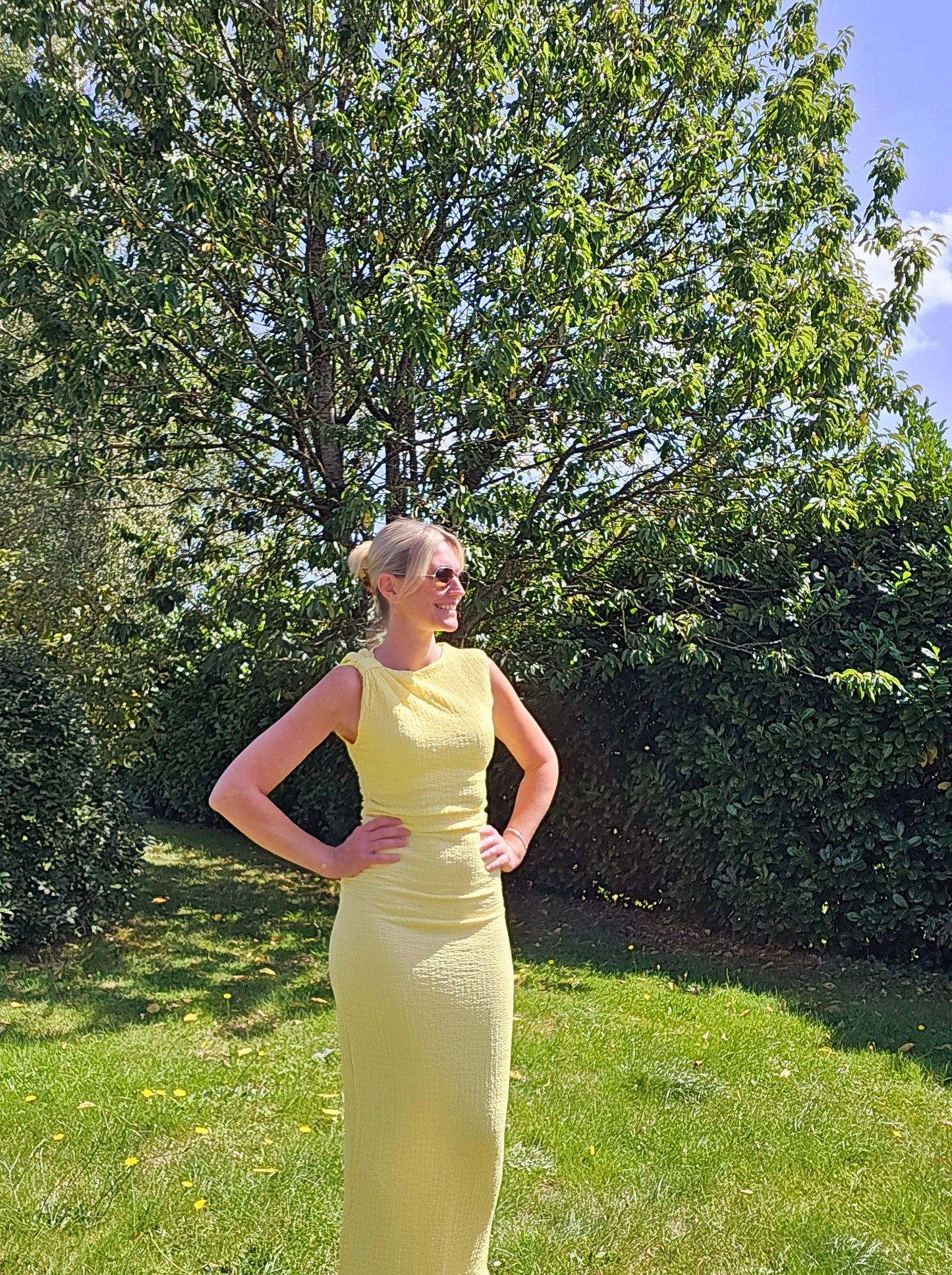 Longue robe. Jaune clair