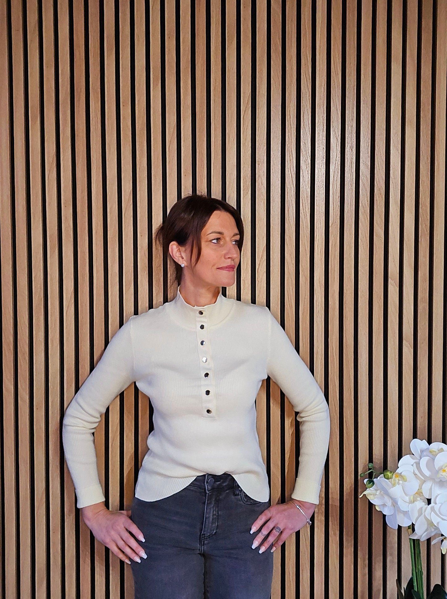 Pull fin avec boutons. Beige