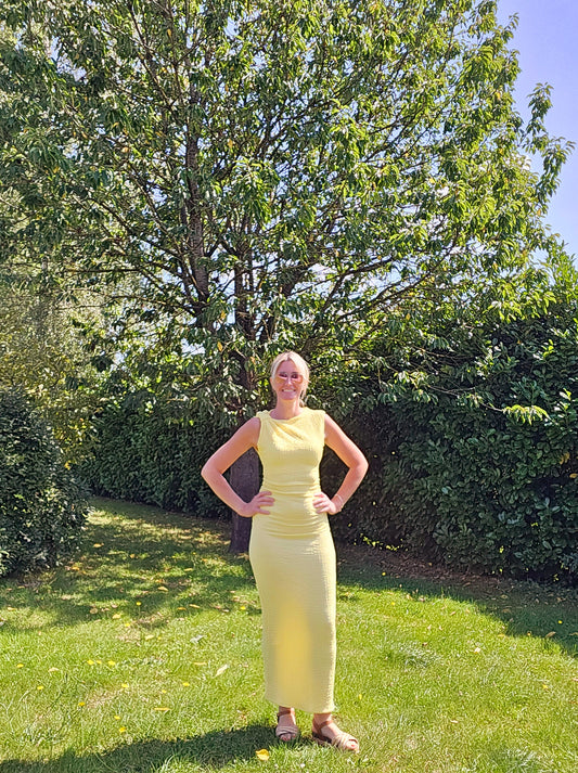 Longue robe. Jaune clair