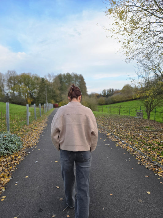 Veste en maille avec col et poches. Beige/doré
