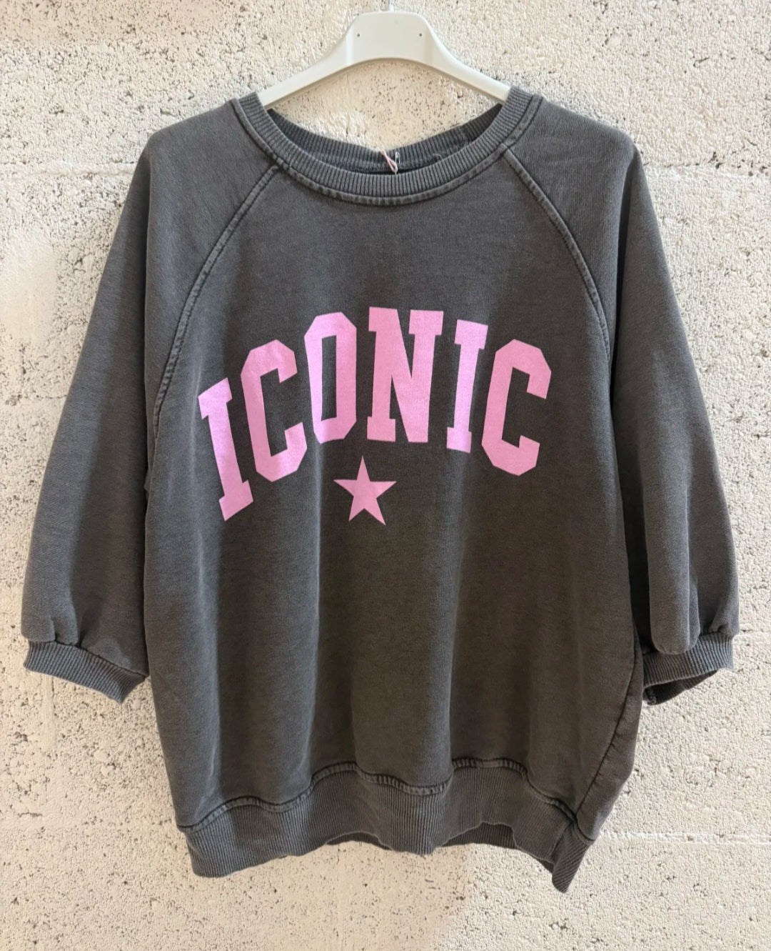 Sweat Iconic. Noir délavé/rose