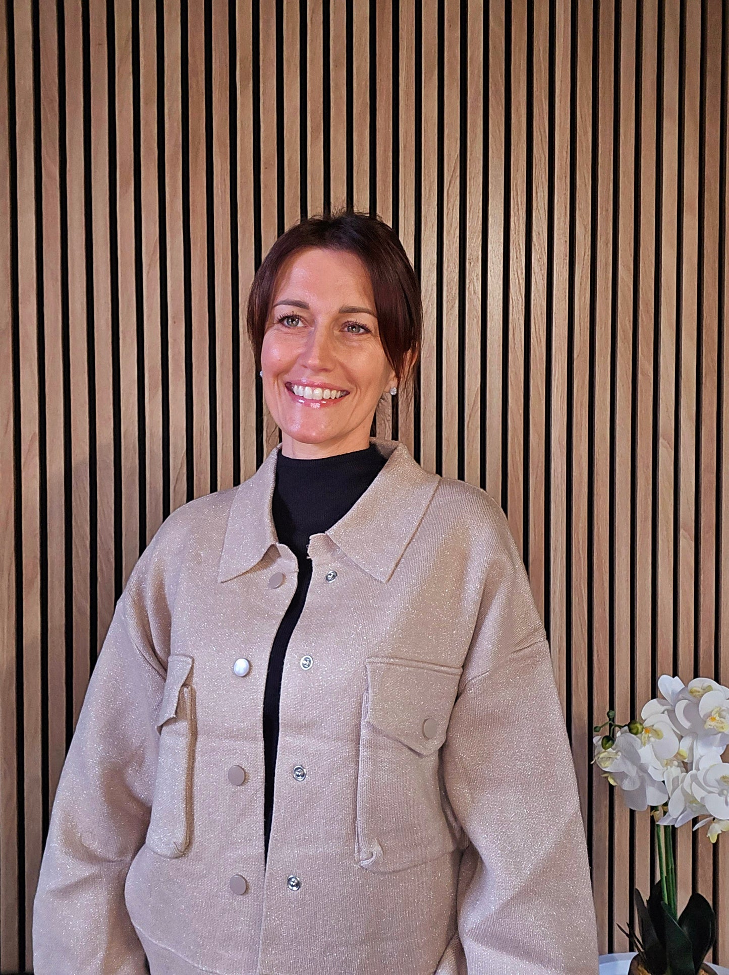 Veste en maille avec col et poches. Beige/doré