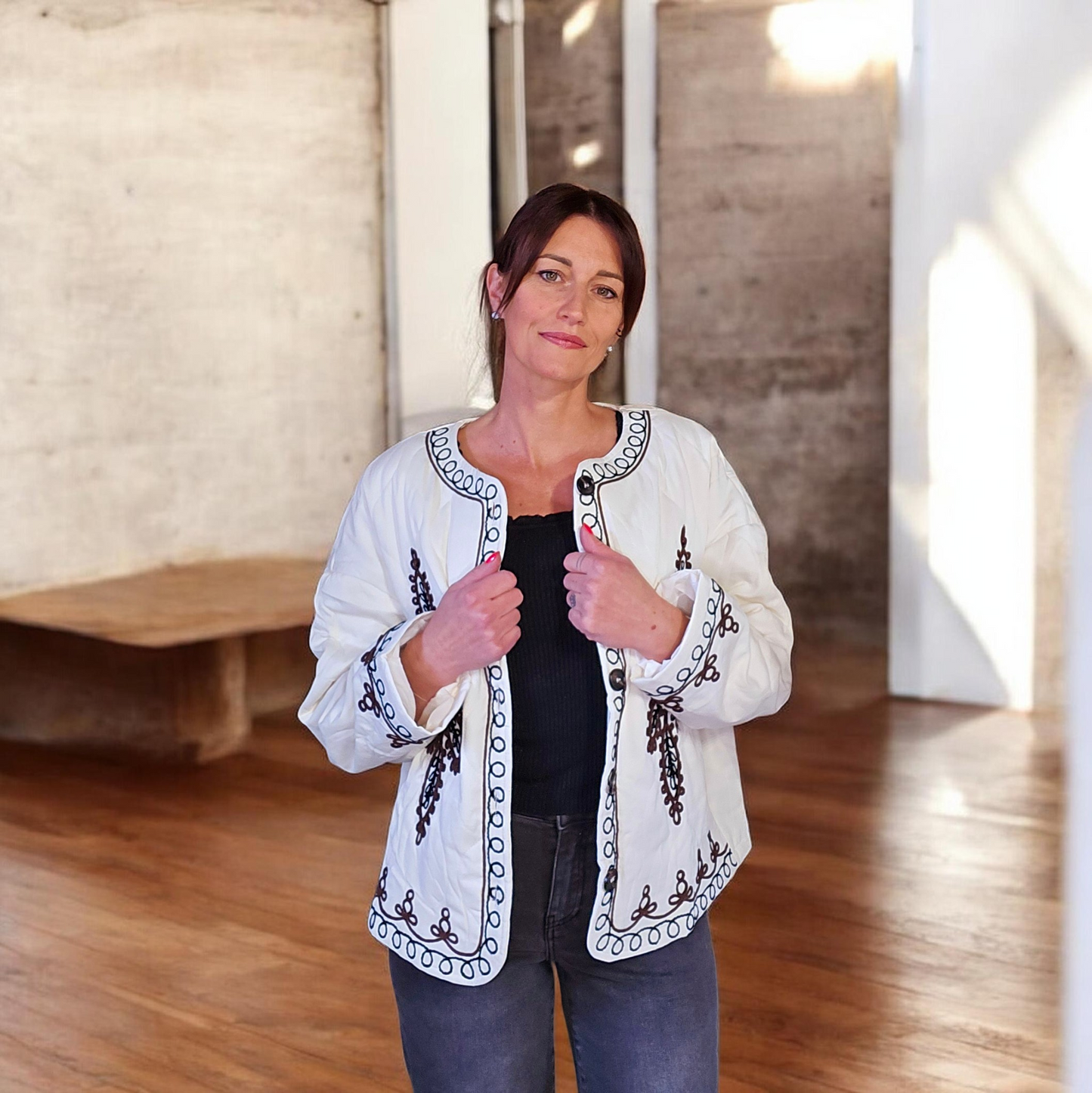 Veste avec broderies. Crème