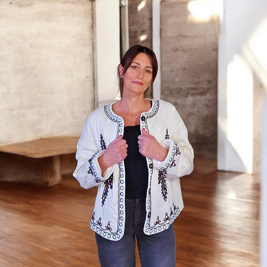 Veste avec broderies. Crème