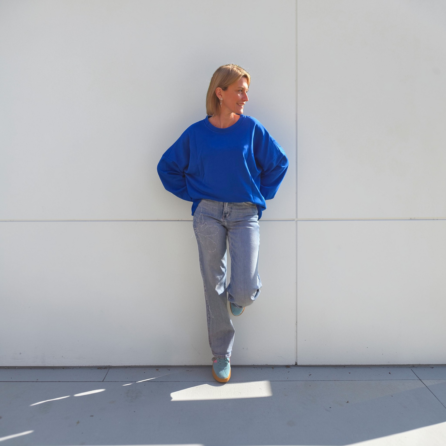 💙 Sweat 'I am just a girl'         Couleur bleu royal