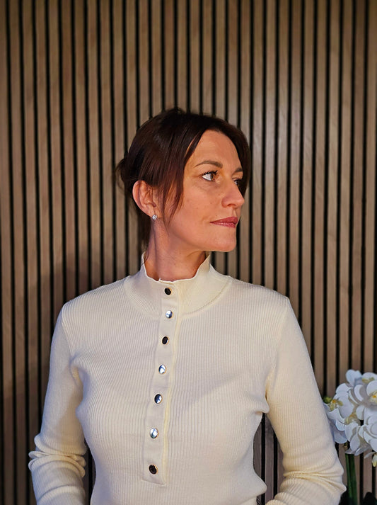 Pull fin avec boutons. Beige