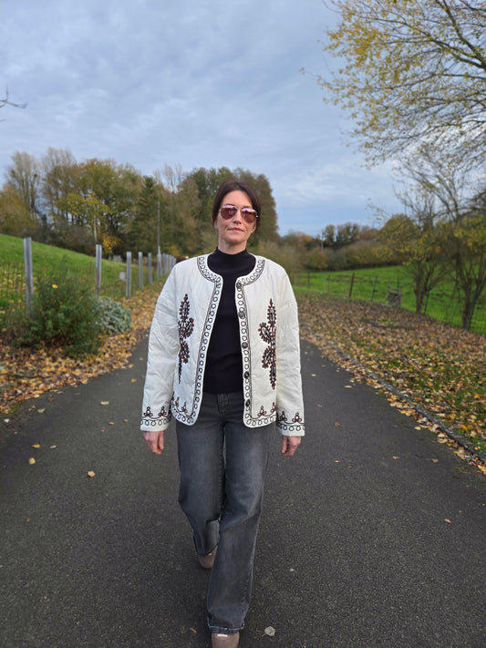 Veste matelassée avec broderies. Crème