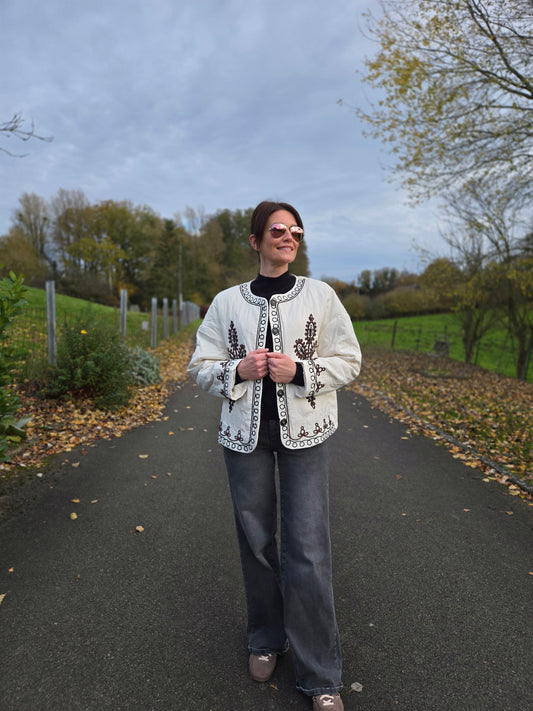 Veste matelassée avec broderies. Crème