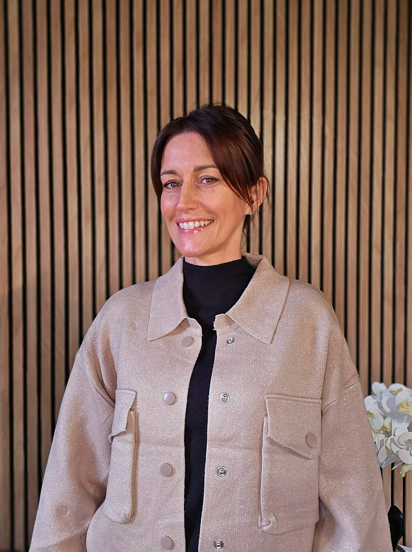 Veste en maille avec col et poches. Beige/doré