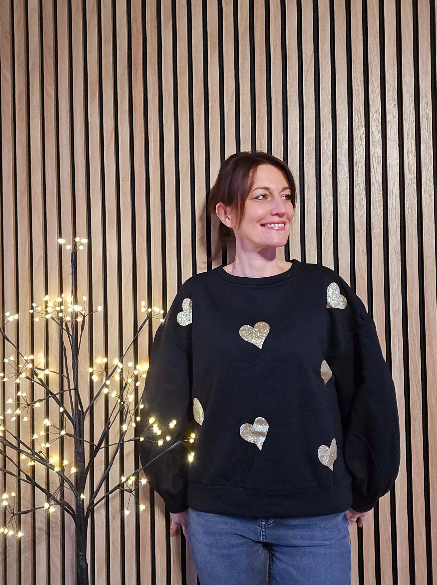 Sweat noir avec cœurs pailletés dorés