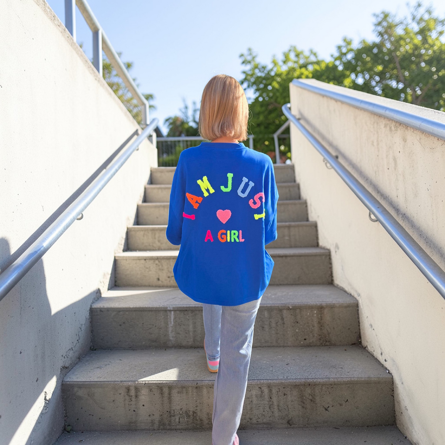 💙 Sweat 'I am just a girl'         Couleur bleu royal