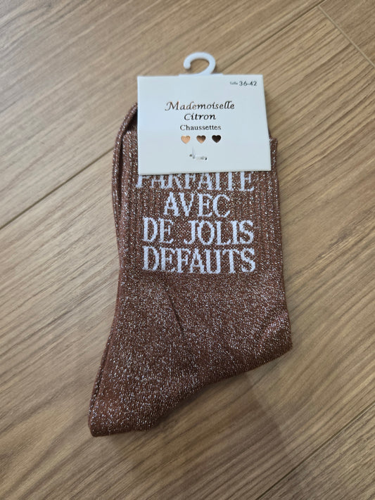 Parfaite avec de jolis défauts brun