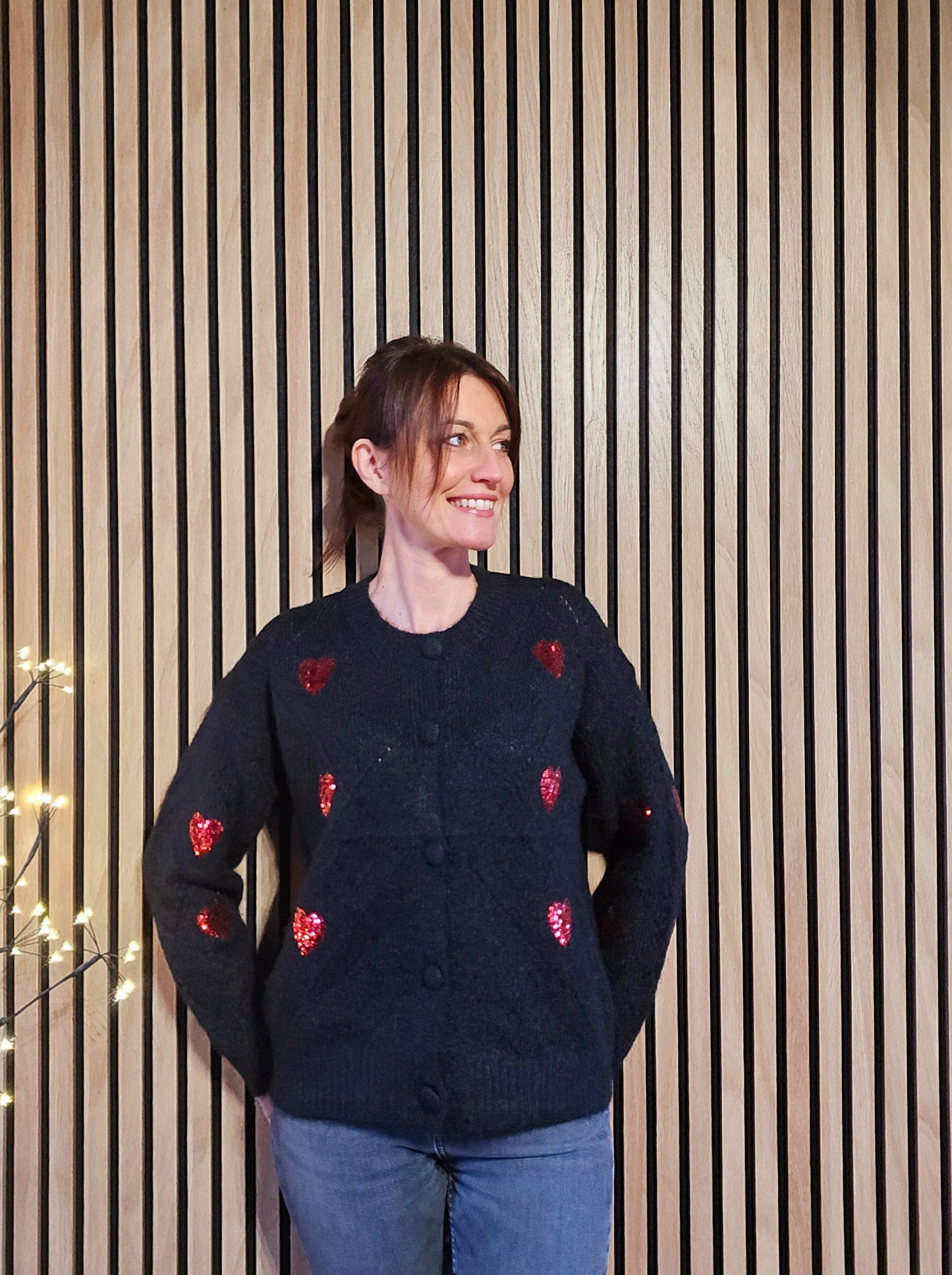 Gilet noir avec cœurs rouges scintillants (sequins)