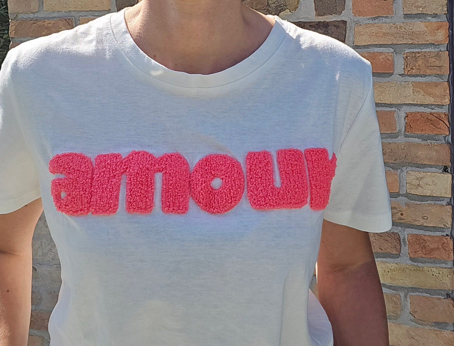 T-Shirt "Amour". Blanc/rose fluo