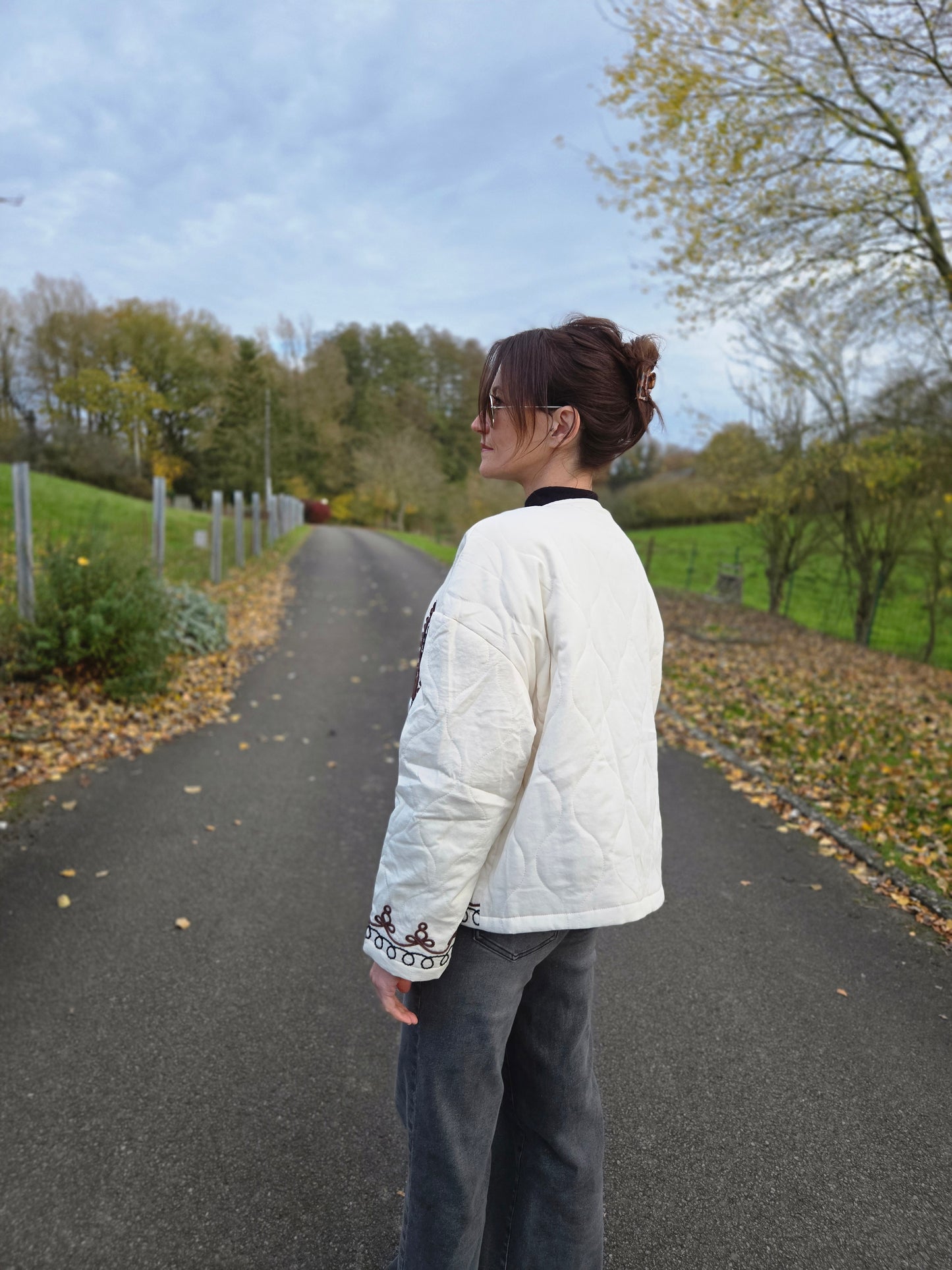 Veste matelassée avec broderies. Crème