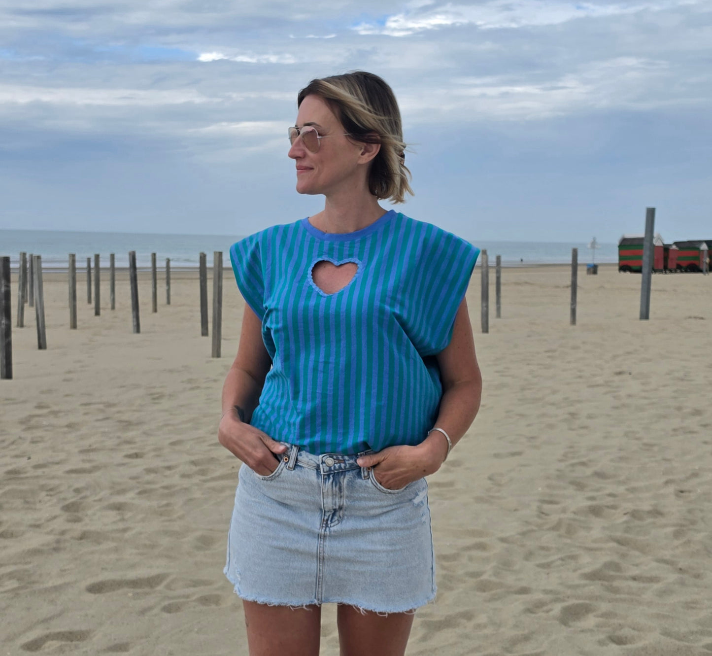 T-shirt coeur ouvert poitrine. Turquoise
