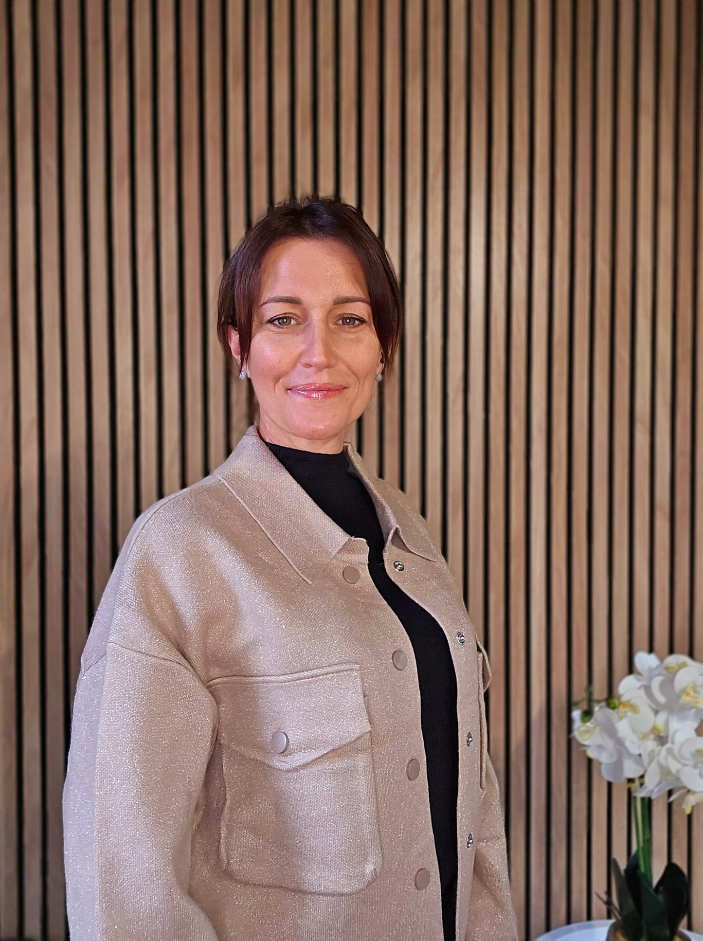 Veste en maille avec col et poches. Beige/doré