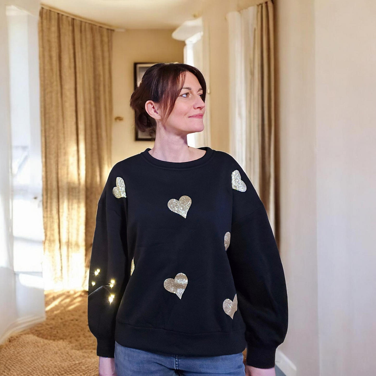 Sweat noir avec cœurs pailletés dorés