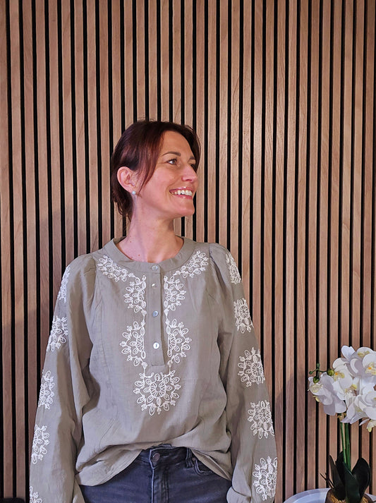 Blouse brodée col tunisien