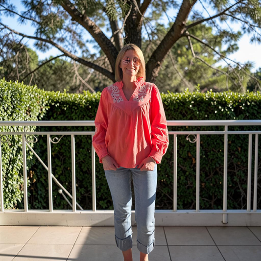 🌺 Blouse corail brodée – douceur & féminité
