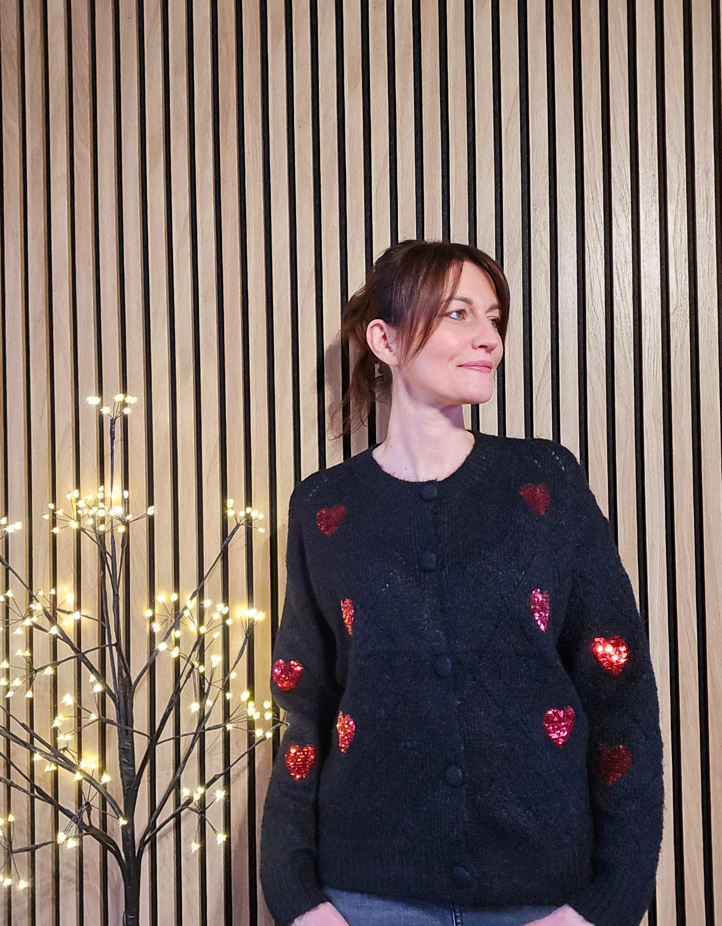 Gilet noir avec cœurs rouges scintillants (sequins)