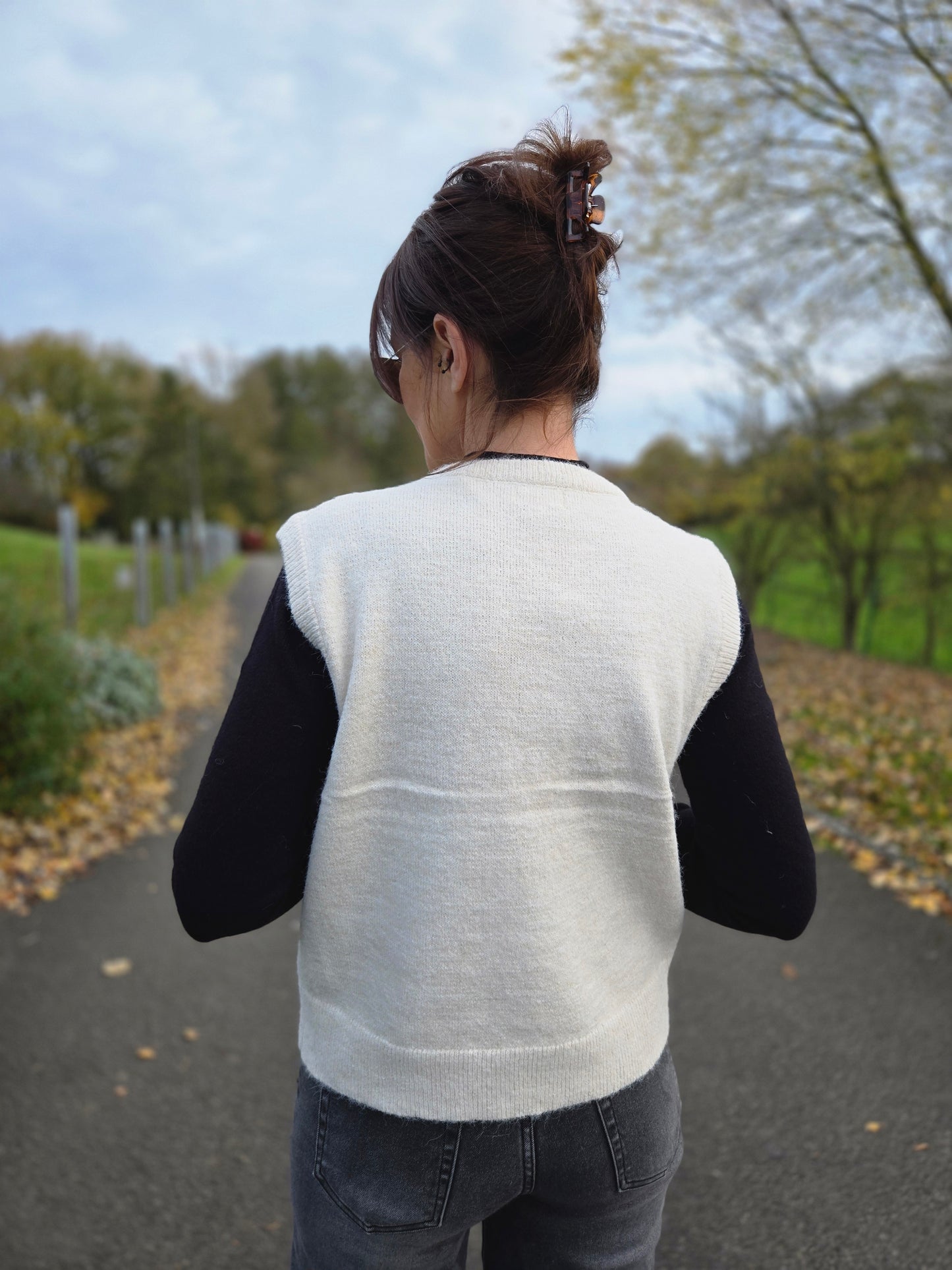 Pull sans manche. Crème