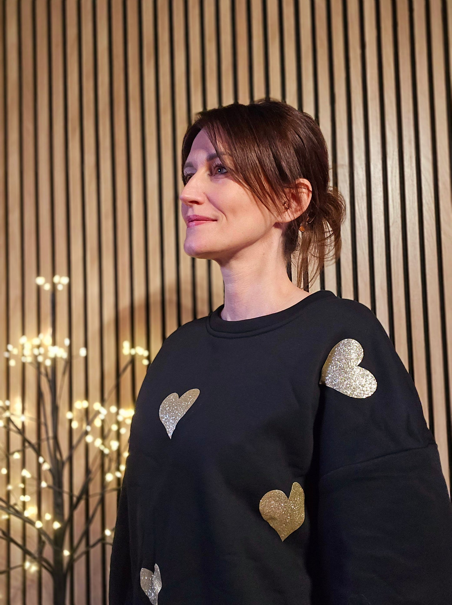 Sweat noir avec cœurs pailletés dorés