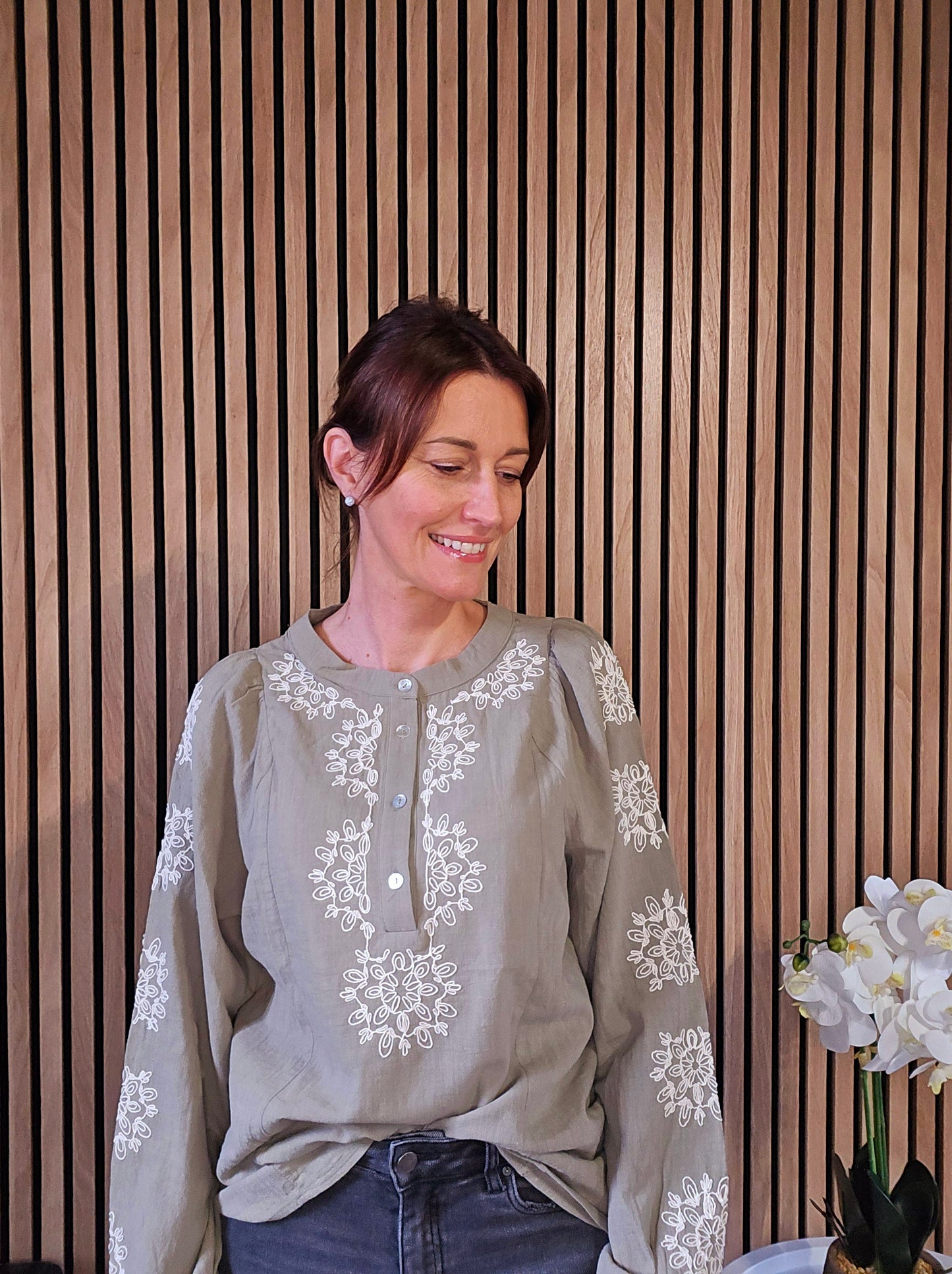 Blouse brodée col tunisien