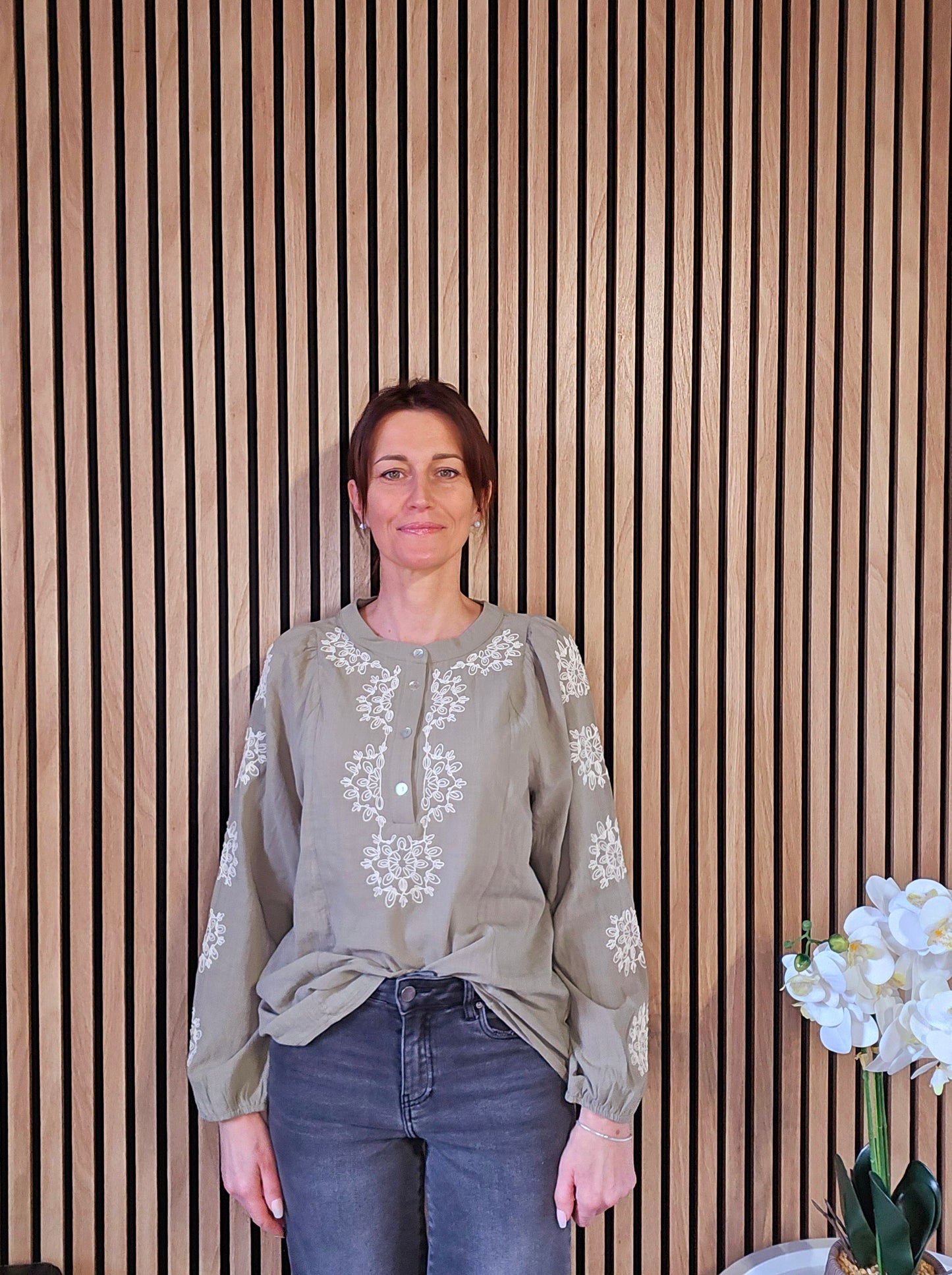 Blouse brodée col tunisien