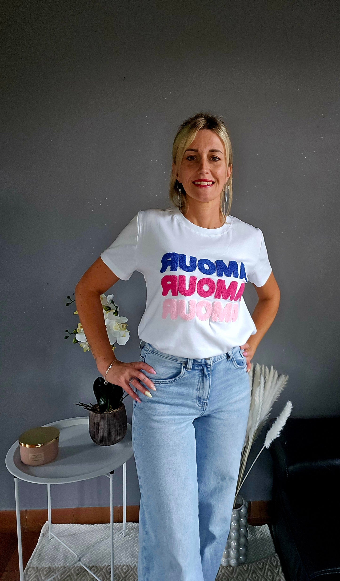 T-Shirt "Amour". Blanc/bleu royal/rose