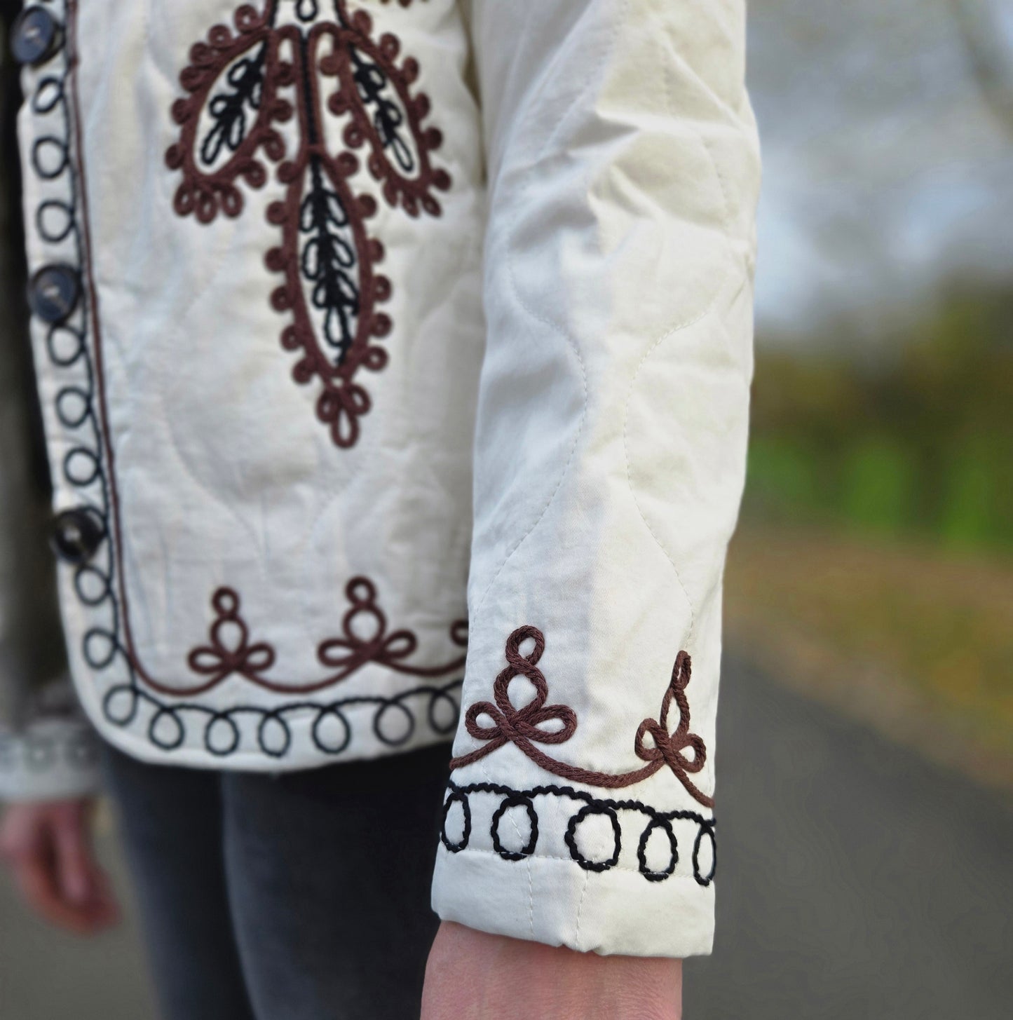 Veste matelassée avec broderies. Crème