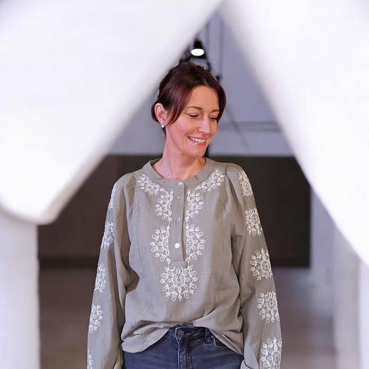 Blouse brodée col tunisien