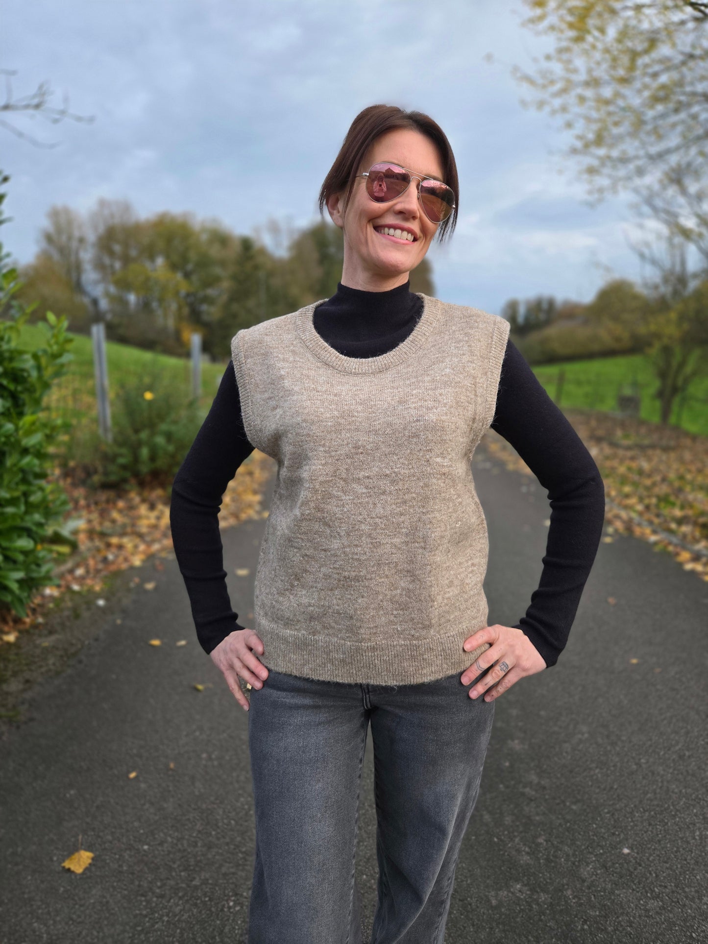 Pull sans manche. Taupe