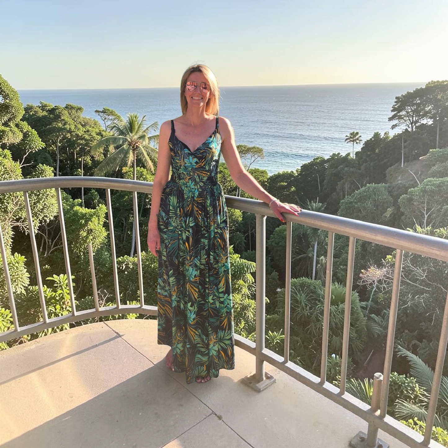 🌿 Robe longue imprimé tropical – élégance & légèreté. Bleu