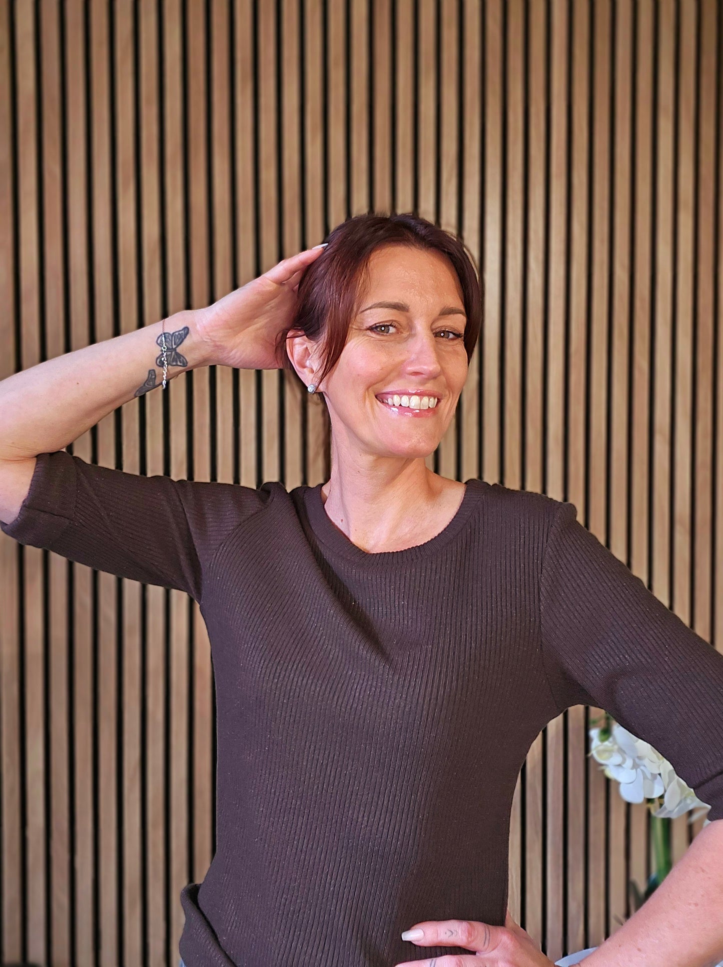 Pull fin brillant manches courtes. Brun foncé