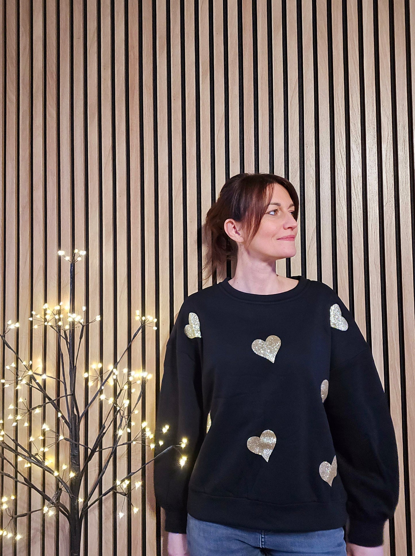 Sweat noir avec cœurs pailletés dorés