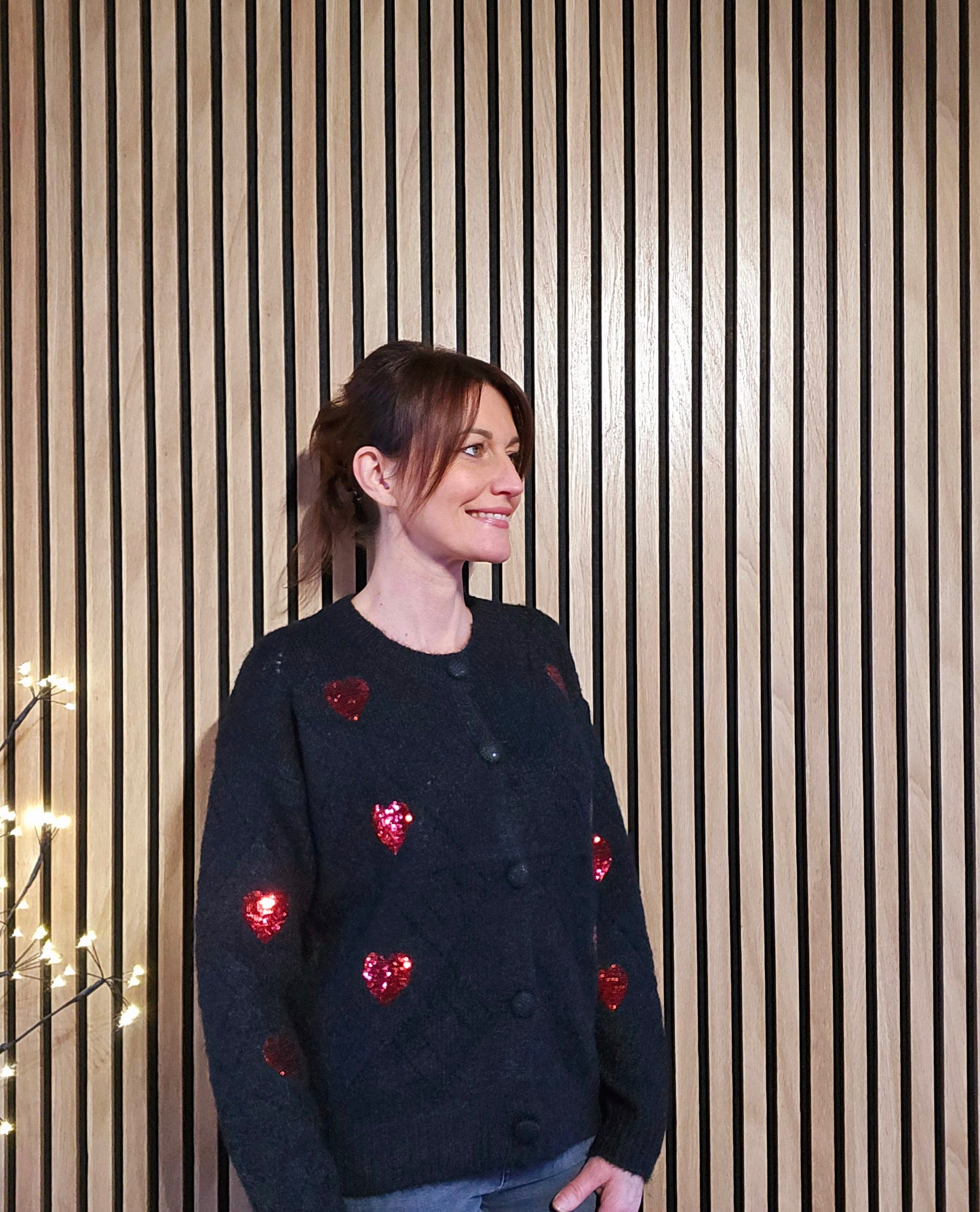 Gilet noir avec cœurs rouges scintillants (sequins)