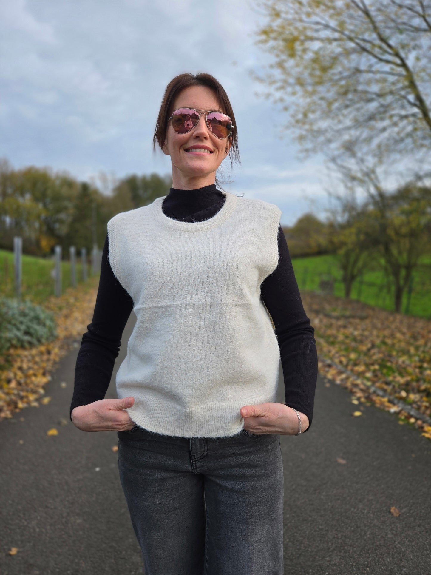 Pull sans manche. Crème